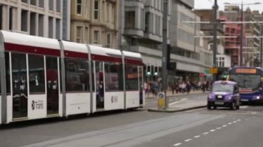 Edinburgh, İskoçya, Prenses cadde boyunca Mart 2015 gidiş tramvay