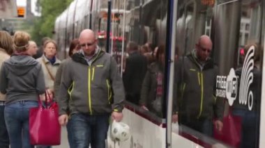 Edinburgh, İskoçya, Prenses cadde boyunca Mart 2015 gidiş tramvay