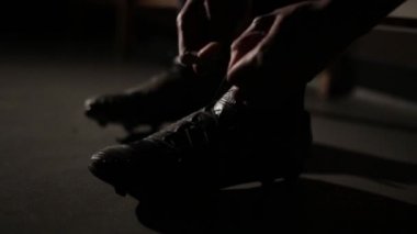 Bir maç için hazır Başlarken onun dantel ipe futbolcu. Mercek parlaması ile sinema çekim