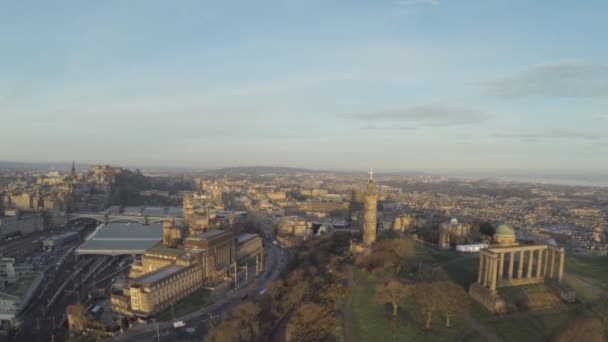 Antenn skott över Calton Hill i Edinburgh, Skottland. Gör det perfekta att upprätta skott till Edinburgh — Stockvideo