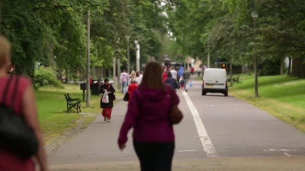 People walking through the Meadows in Edinburgh, Scotland, July 2014 — Stock Video