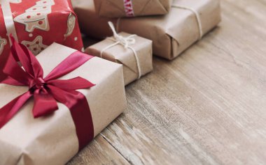 Noel arkaplanında hediye kutuları ve ahşap arka planda Noel süsleri.