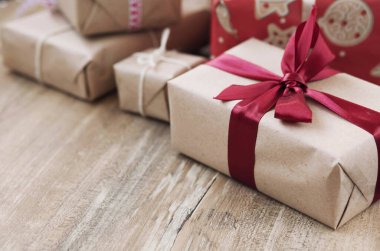 Noel arkaplanında hediye kutuları ve ahşap arka planda Noel süsleri.