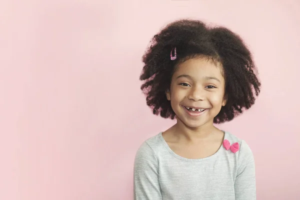 Stüdyoda Kıvırcık Saçlı Gülümseyen Küçük Bir Kızın Portresi — Stok fotoğraf