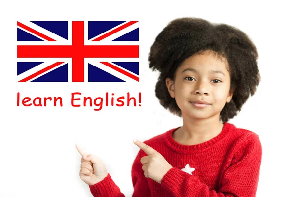 İngiliz bayrağını işaret eden Afrikalı Amerikalı bir kızın portresi İngilizce öğreniyor. 