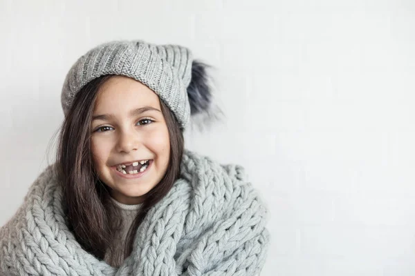 Portret Van Een Mooi Klein Meisje Een Gebreide Sjaal Muts — Stockfoto