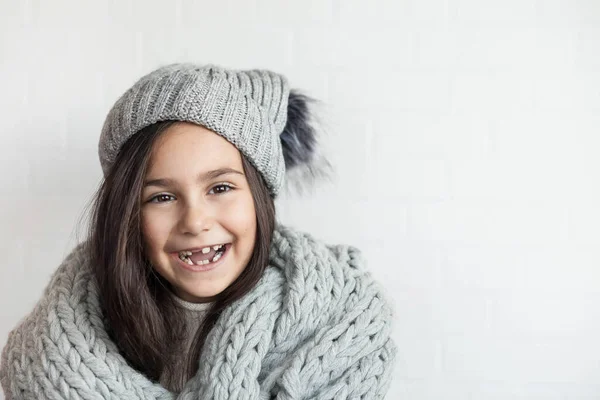 Portret Van Een Schattig Klein Meisje Een Gebreide Muts Sjaal — Stockfoto