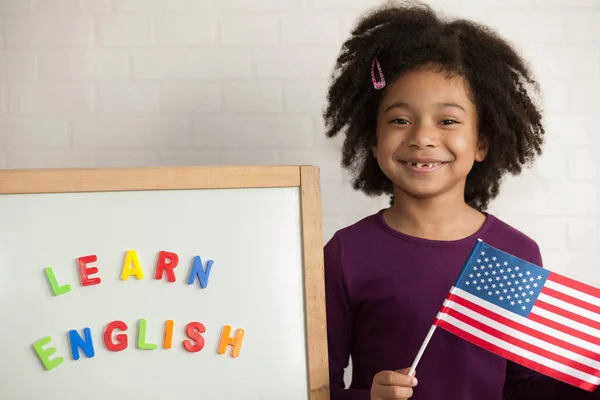 Heureuse Petite Fille Tenant Drapeau Américain Souriant Caméra Près Planche — Photo