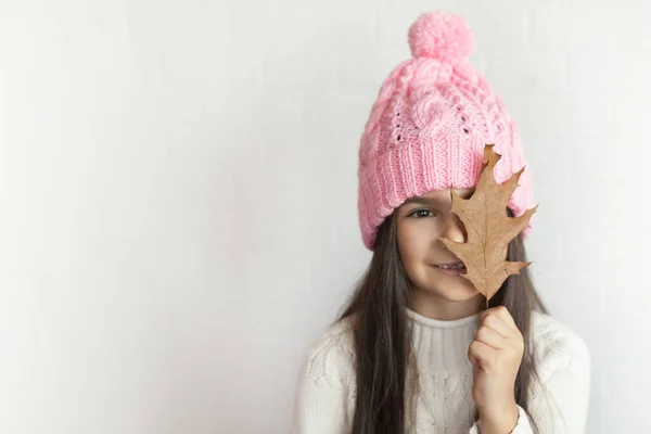 Portrait Beautiful Little Girl Pink Knitted Hat Autumn Leaf Hands — Stock Photo, Image