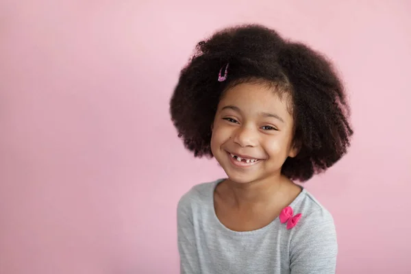 Stüdyoda Kıvırcık Saçlı Gülümseyen Küçük Bir Kızın Portresi — Stok fotoğraf