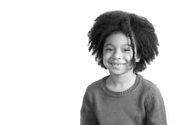 Kameraya Gülümseyen Küçük Kızın Siyah Beyaz Fotoğrafı — Stok fotoğraf
