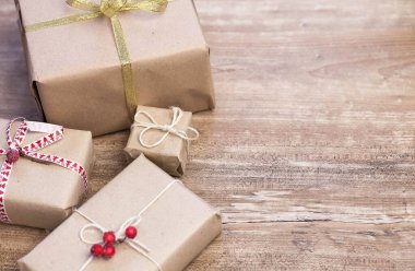 Noel arkaplanı, tahta arka planda hediye kutuları.