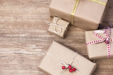 Noel arkaplanı, tahta arka planda hediye kutuları.