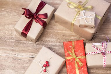 Noel arkaplanı, tahta arka planda hediye kutuları.