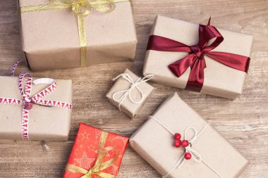 Noel arkaplanı, tahta arka planda hediye kutuları.