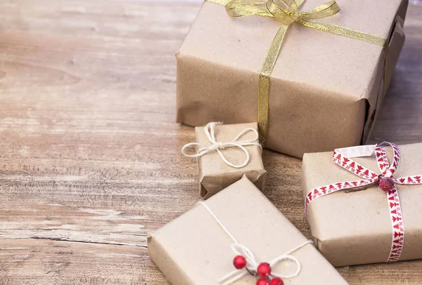 Noel arkaplanı, tahta arka planda hediye kutuları.