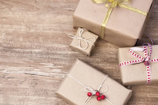 Noel arkaplanı, tahta arka planda hediye kutuları.