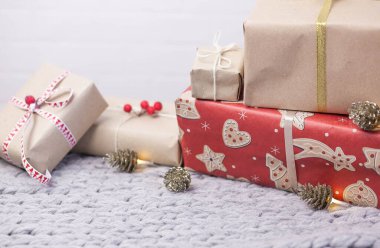 Noel arkaplanı hediye kutularıyla örülmüş koniler