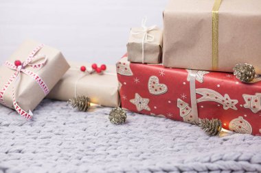 Noel arkaplanı hediye kutularıyla örülmüş koniler