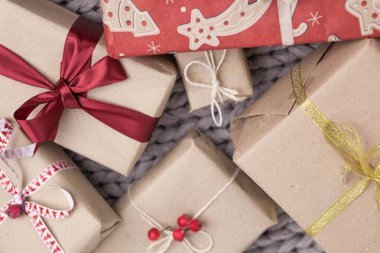 Örgü arka planda hediye kutularıyla Noel arkaplanı