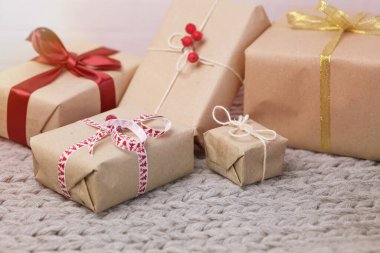 Örgü arka planda hediye kutularıyla Noel arkaplanı