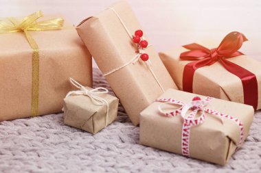 Örgü arka planda hediye kutularıyla Noel arkaplanı