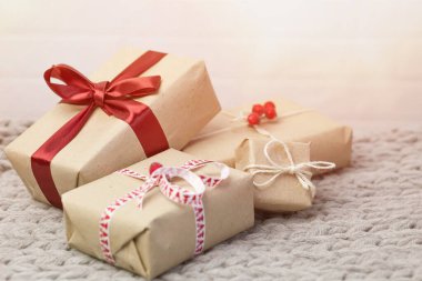 Örgü arka planda hediye kutularıyla Noel arkaplanı