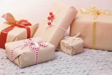 Örgü arka planda hediye kutularıyla Noel arkaplanı