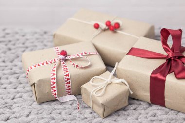 Örgü arka planda hediye kutularıyla Noel arkaplanı