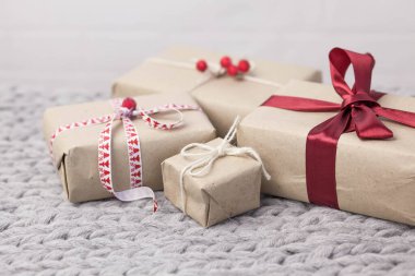 Örgü arka planda hediye kutularıyla Noel arkaplanı