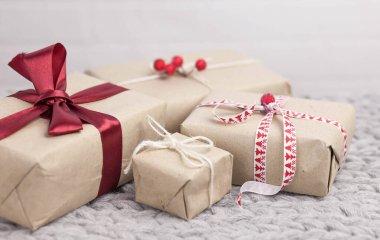 Örgü arka planda hediye kutularıyla Noel arkaplanı