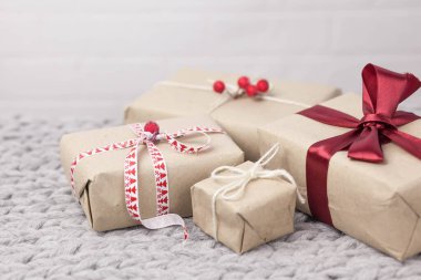 Örgü arka planda hediye kutularıyla Noel arkaplanı