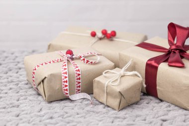 Örgü arka planda hediye kutularıyla Noel arkaplanı