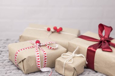 Örgü arka planda hediye kutularıyla Noel arkaplanı