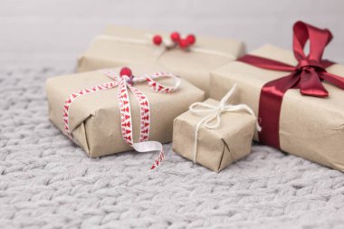 Örgü arka planda hediye kutularıyla Noel arkaplanı