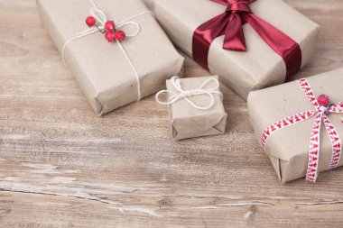 Noel arkaplanı, tahta arka planda hediye kutuları.