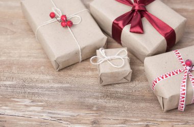Noel arkaplanı, tahta arka planda hediye kutuları.