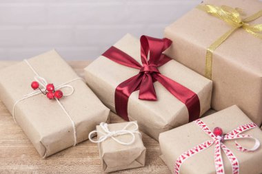 Noel arkaplanı, tahta arka planda hediye kutuları.