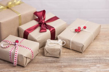 Noel arkaplanı, tahta arka planda hediye kutuları.