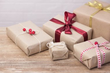 Noel arkaplanı, tahta arka planda hediye kutuları.