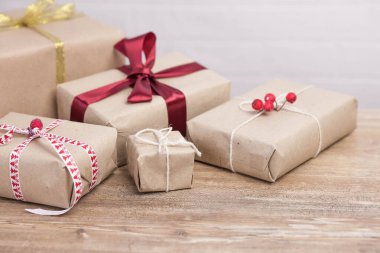 Noel arkaplanı, tahta arka planda hediye kutuları.