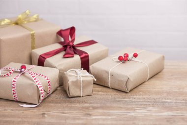 Noel arkaplanı, tahta arka planda hediye kutuları.