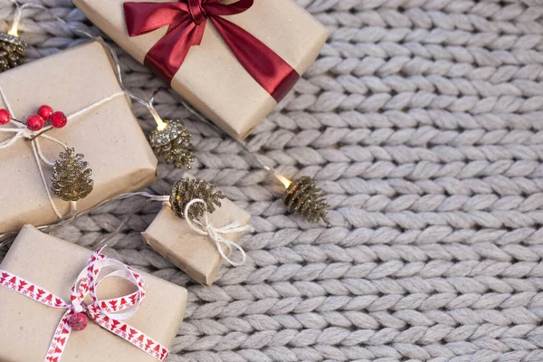 Рождественский Фон Подарочными Коробками Конусами Трикотажном Фоне — стоковое фото