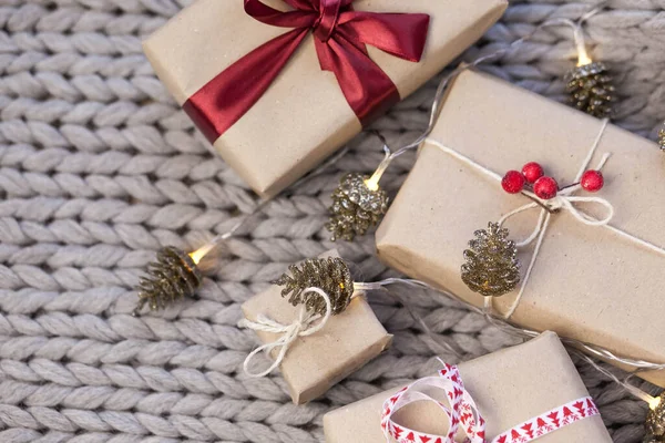 Fond Noël Avec Boîtes Cadeaux Cônes Sur Fond Tricoté — Photo