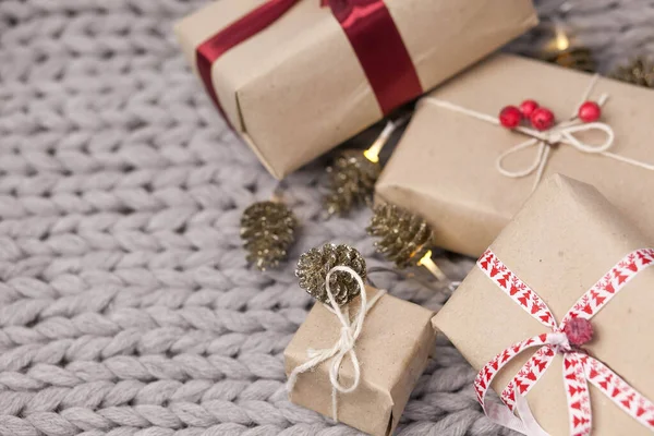 Fond Noël Avec Boîtes Cadeaux Cônes Sur Fond Tricoté — Photo