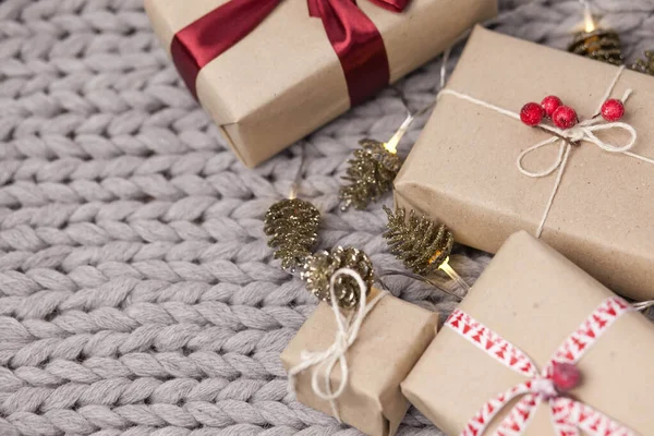 Fond Noël Avec Boîtes Cadeaux Cônes Sur Fond Tricoté — Photo