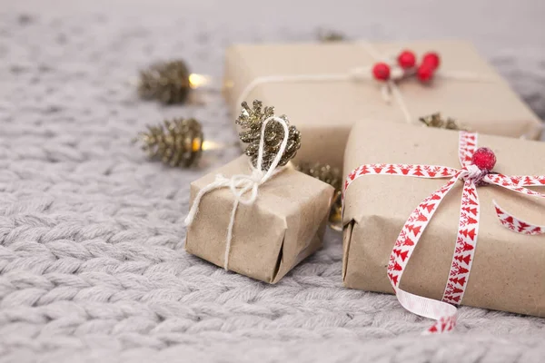 Fond Noël Avec Boîtes Cadeaux Cônes Sur Fond Tricoté — Photo
