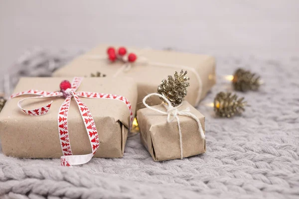 Рождественский Фон Подарочными Коробками Конусами Трикотажном Фоне — стоковое фото