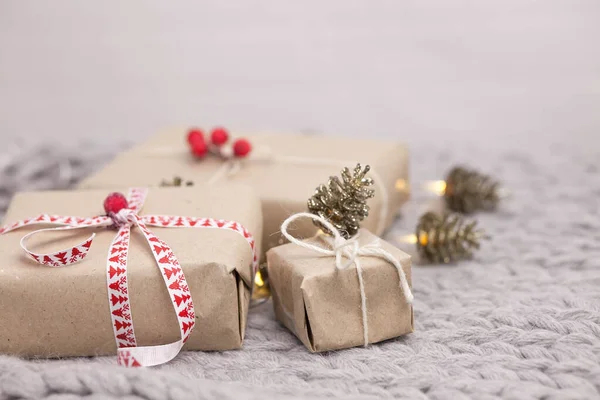 Fond Noël Avec Boîtes Cadeaux Cônes Sur Fond Tricoté — Photo