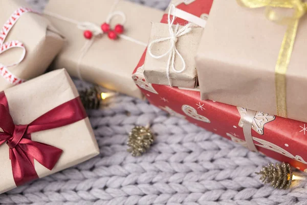 Fond Noël Avec Boîtes Cadeaux Cônes Sur Fond Tricoté — Photo